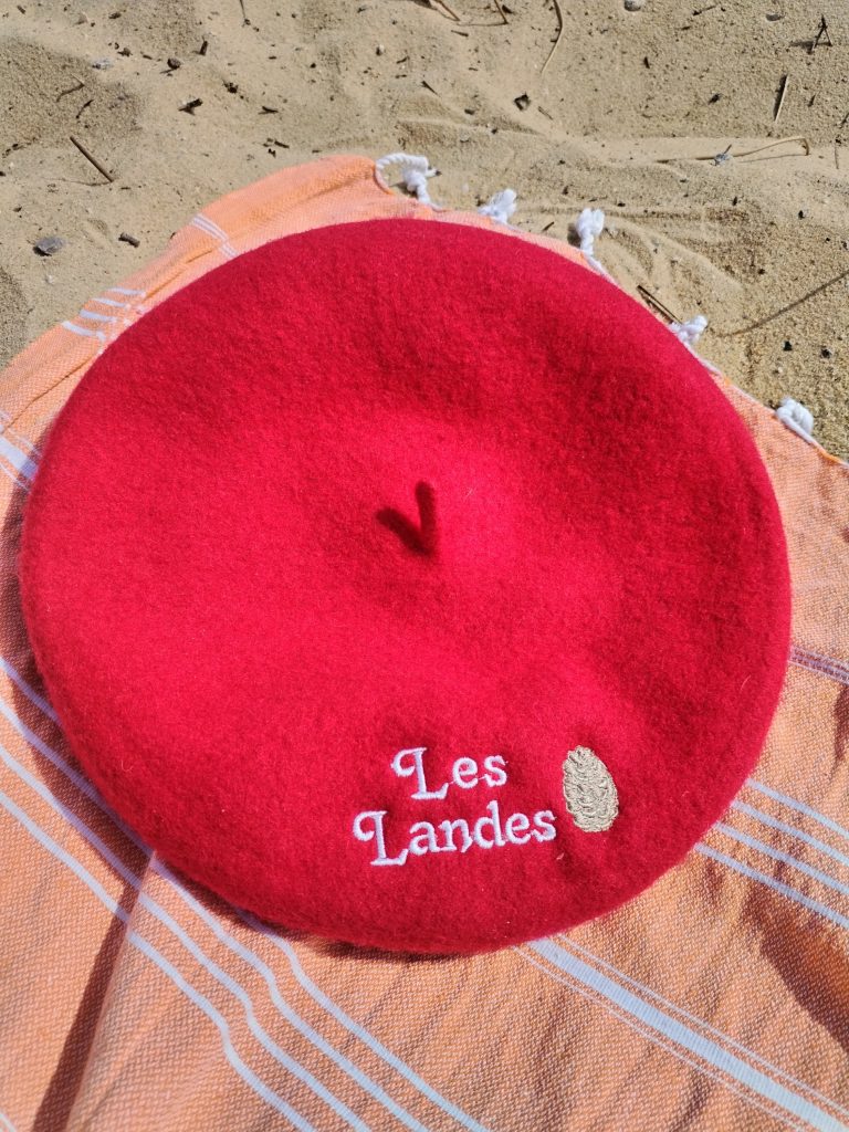 Béret rouge brodé “Les Landes” – Béret traditionnel – Style Sud-Ouest et festif
