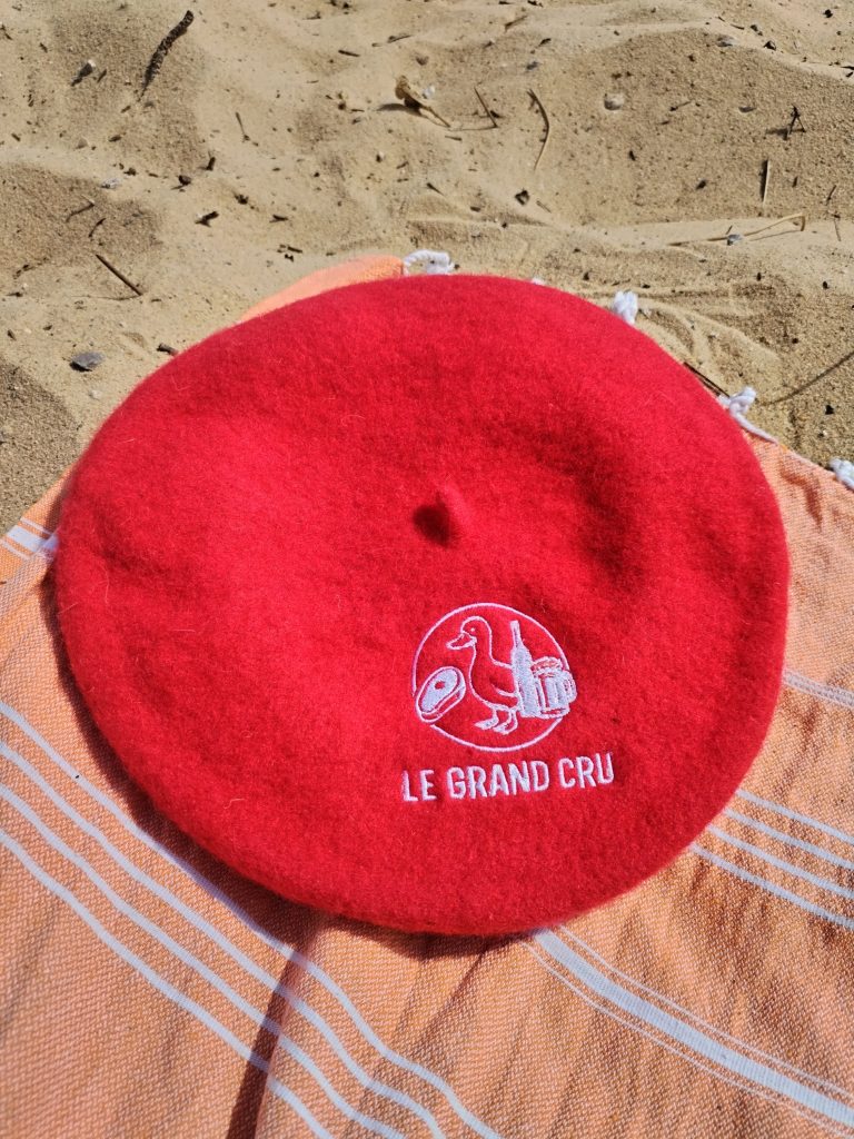 Béret rouge brodé “Le Grand Cru” – Béret traditionnel – Style Sud-Ouest et festif